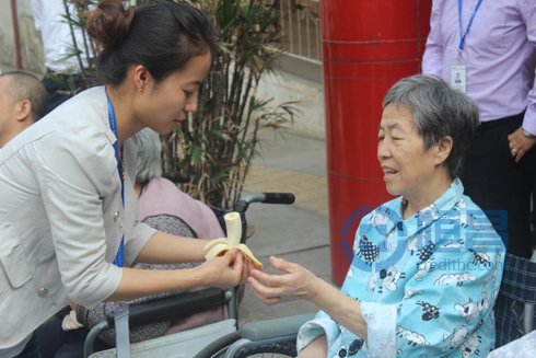 志愿者給老人剝香蕉皮