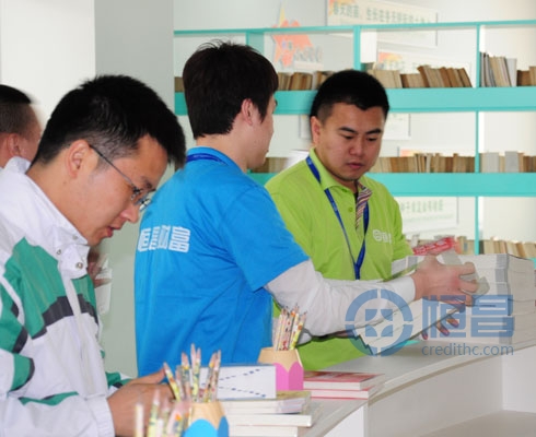 學習雷鋒好榜樣 服務人民愛恒昌