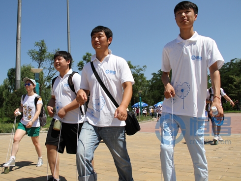 恒昌志愿者們正在體驗特殊人群“肢殘”步行狀態