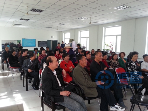 老人們認真聽講，現(xiàn)場氣氛良好