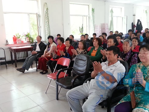 主治醫(yī)師講話詼諧幽默，現(xiàn)場氣氛熱烈