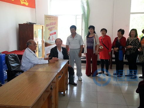 老人們按秩序咨詢老年保健問題