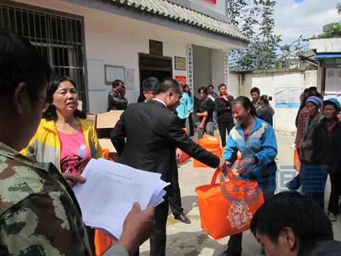 魯甸地震”母親家庭郵包”發放儀式隆重舉辦.jpg