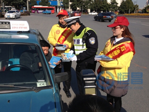 恒昌志愿者變身“交通協管員”.jpg 恒昌志愿者變身“交通協管員”.jpg