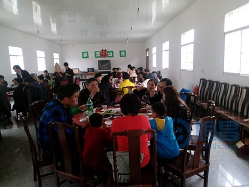 杭州第一分公司組織客戶開展摘草莓活動