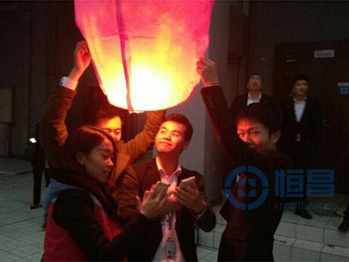 龍巖分公司舉行元宵節放飛孔明燈活動