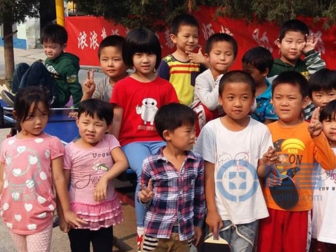 助農(nóng)幫傾情撒愛 天使寶貝茁壯成長