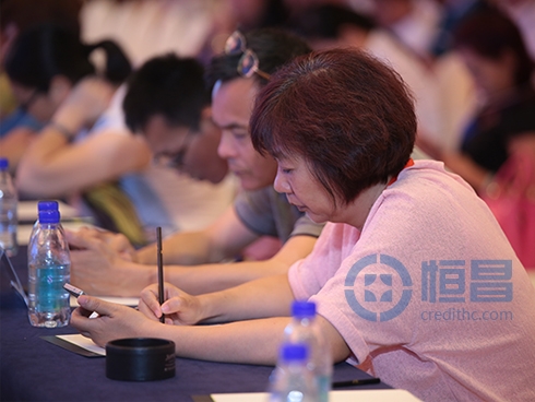 客戶在臺(tái)下認(rèn)真地聽(tīng)講并記錄