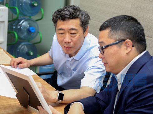 李稻葵和秦洪濤現(xiàn)場交流 李稻葵和秦洪濤現(xiàn)場交流