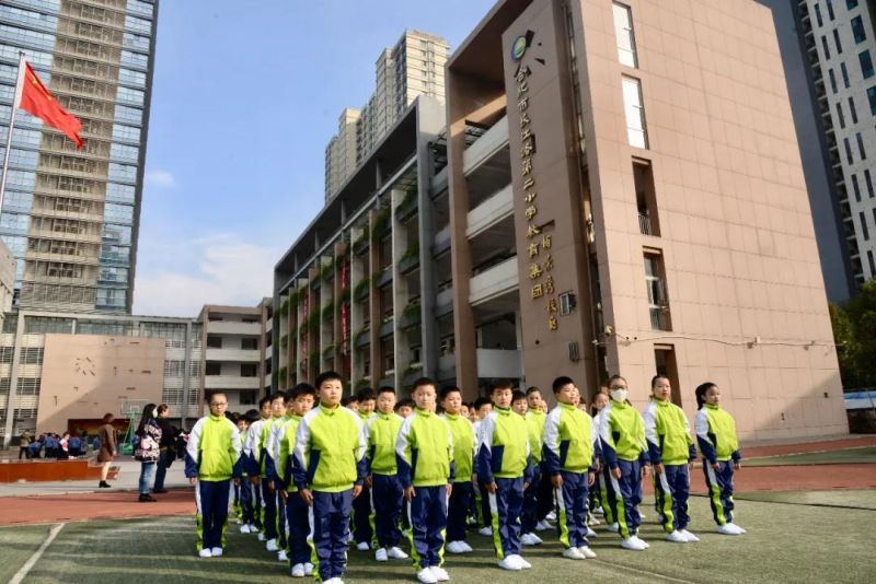 �Ϸ����L��·�ڶ�С�W