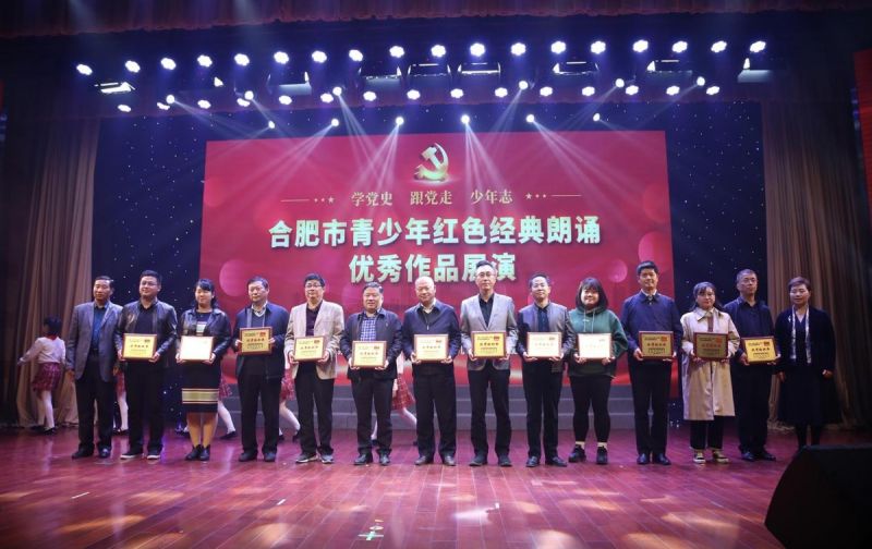 �Ϸ��л���С�W��ϲ�@��������tɫ�������b������Ʒչ�ݵ�һ��