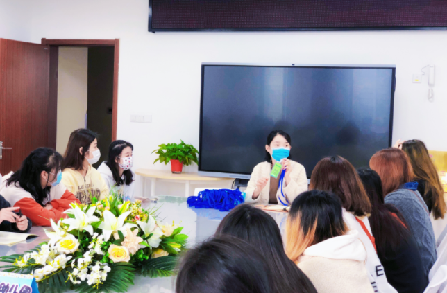 �Ϸ����Ǻ��׽̼��F�ƴ��׃��@���ഺ�T����룬���`���M���L