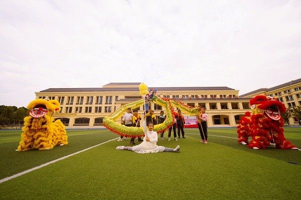 �Ϸ�һ����õ��@�WУ