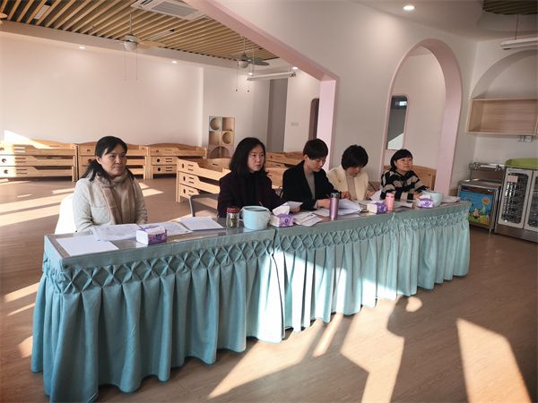 �Ϸ��а��׽������Fӭ��·�ֈ@�����R�����Vǰ�У��o�n��չ�L��