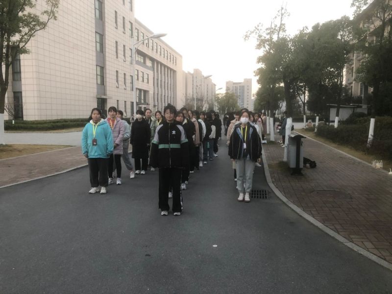 �Ϸʹ��I�WУ��ꖹ⳿��������������w�|