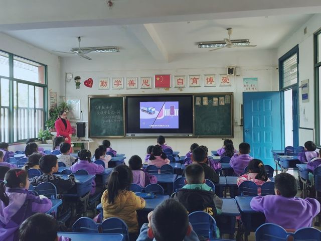 �Ϸ���ʮ��RС�W(xu��)�_չ��������С�֣���ͨ��ȫӛ���g�����}����(hu��)