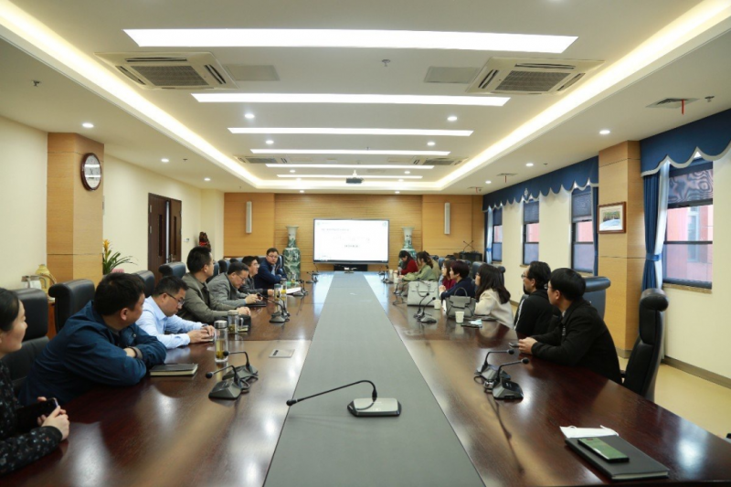 �Ϸ�һ�а��ӷ�УУ�L(zh��ng)��ƽһ�и��Ϸ����Ѕ��^����