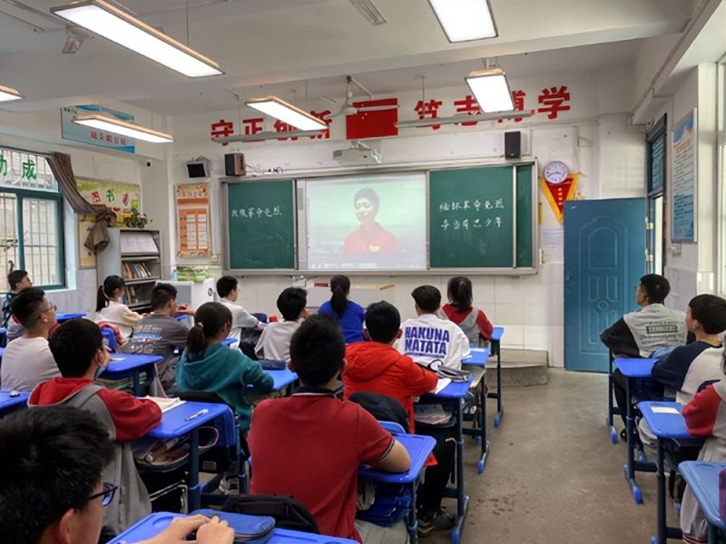 �Ϸ��е���ʮ���ЌW�_չ�����Ѹ������� ������־���ꡱϵ�л��