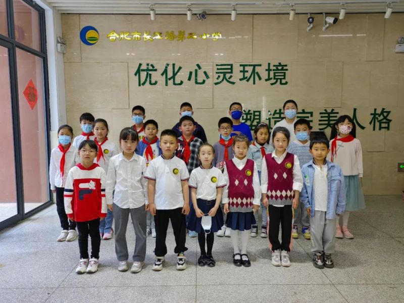 �Ϸ����L��·�ڶ�С�W��䞳��У�L��P�㡱�R������һ�����꼉��