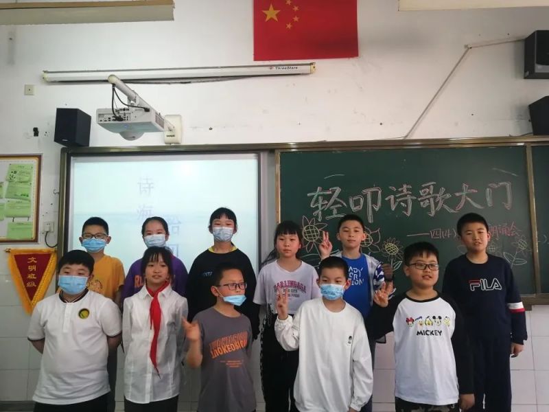 �Ϸ����L(zh��ng)��·�ڶ�С�W(xu��)�ྰ��У�^(q��)Ԋ�����b��(hu��)