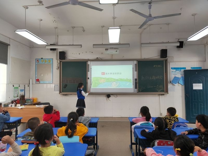 �Ϸ��л���·����С�W(xu��)�������F(tu��n)����ȫ�oС�� ��������(d��ng)�r(sh��)