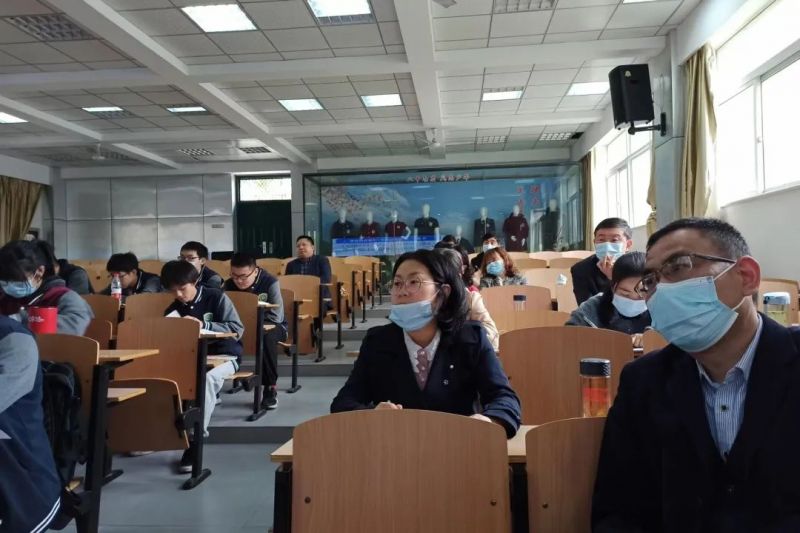 �Ϸʰ��н������F(tu��n)��ɽ��У�_չ�Z�ČW(xu��)�ơ�����ӑ�����������(d��ng)