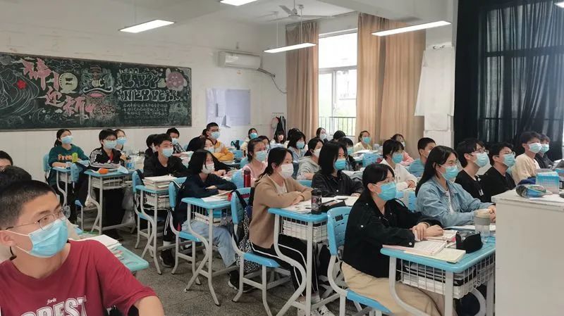 �Ϸ��еڶ��ЌW(xu��)���_(k��i)��һ�꼉(j��)�x���߰�ָ��(d��o)ҕ�l��(hu��)