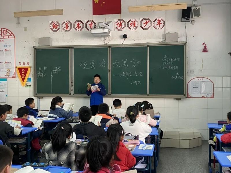 �Ϸ����L��·�ڶ�С�W�ྰ��У�^�x�������