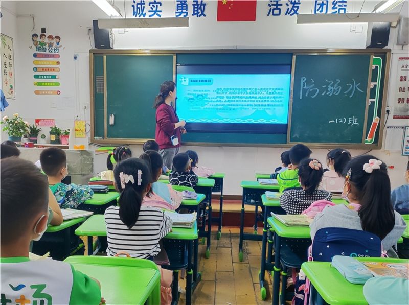 �Ϸ��а��c·����С�W(xu��)����У���A(y��)����ˮ���҂�?c��)��Є?d��ng)