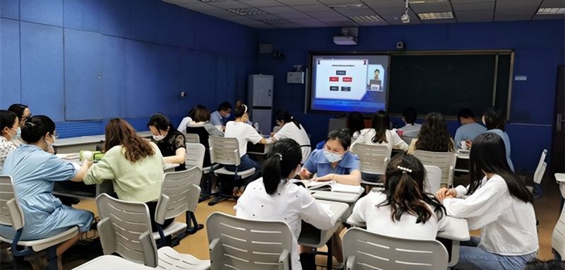 �Ϸ������b��С�W���AͥУ�^���W�����n�� �̌W������