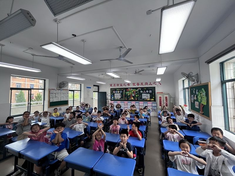 �Ϸ��л���·����С�W(xu��)�������F�ӻ�У�^(q��)����ݴ������ж�ĸ�H