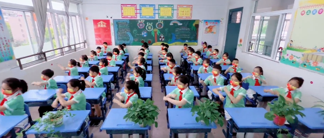 �Ϸ����L��·����С�W(xu��)���Ļ��@У�^(q��)�n�g��ɲ�ϵ��չ��