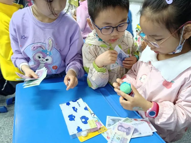 �Ϸ����L��·�ڶ�С�W(xu��)һ4С�̵��_�I(y��)��