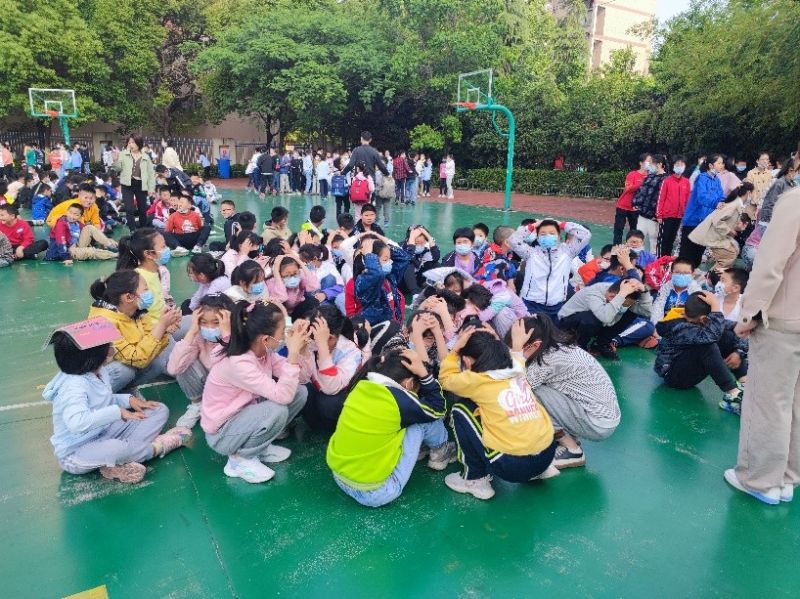 �Ϸ����L��С���Ļ��@У�^�������ݾ����B�� ��ȫ���Uӛ���g