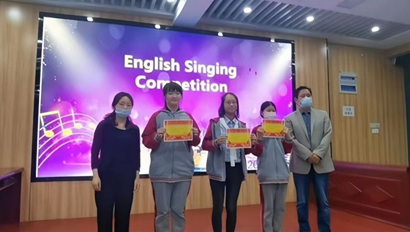 �Ϸ��е���ʮ���ЌW�e��Ӣ�ĸ質��ِ