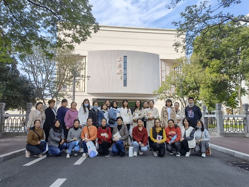 �Ϸ����L(zh��ng)��·����С�W(xu��)�mͤ��У����У���Ę� �y��������