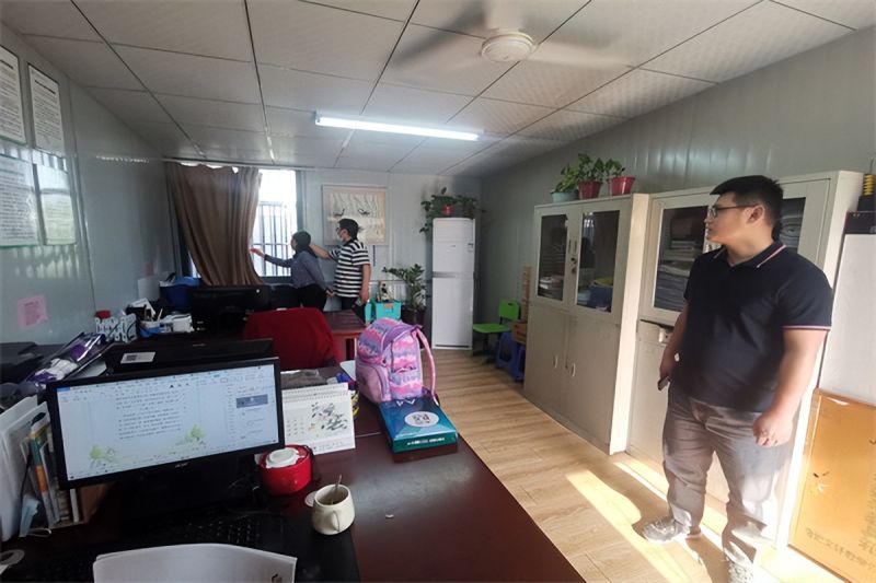 �Ϸ��а���С����У�M�С������̎��k���ҡ��u�x���