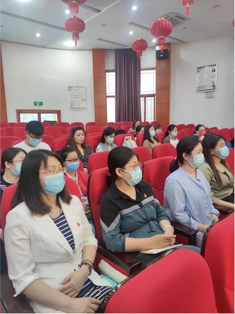 �Ϸ������b��С�W���AͥУ�^�h֧���_չ5�¡��h�T����ա����