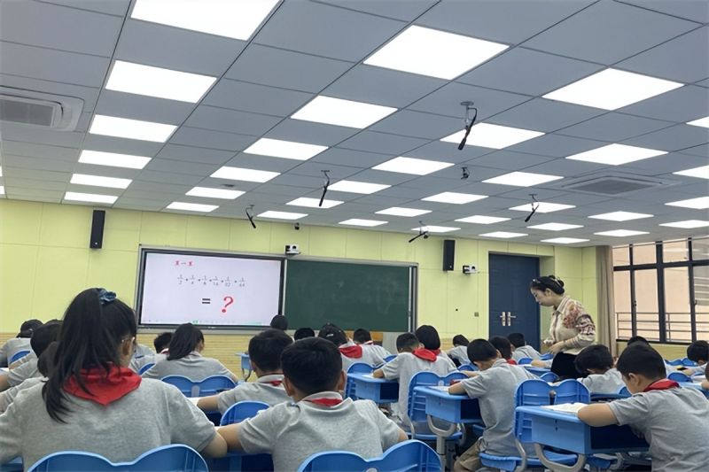 �Ϸ����L��С�mͤ��У����(sh��)��Ȥ��ӳ �I(xi��n)�YӭУ�c