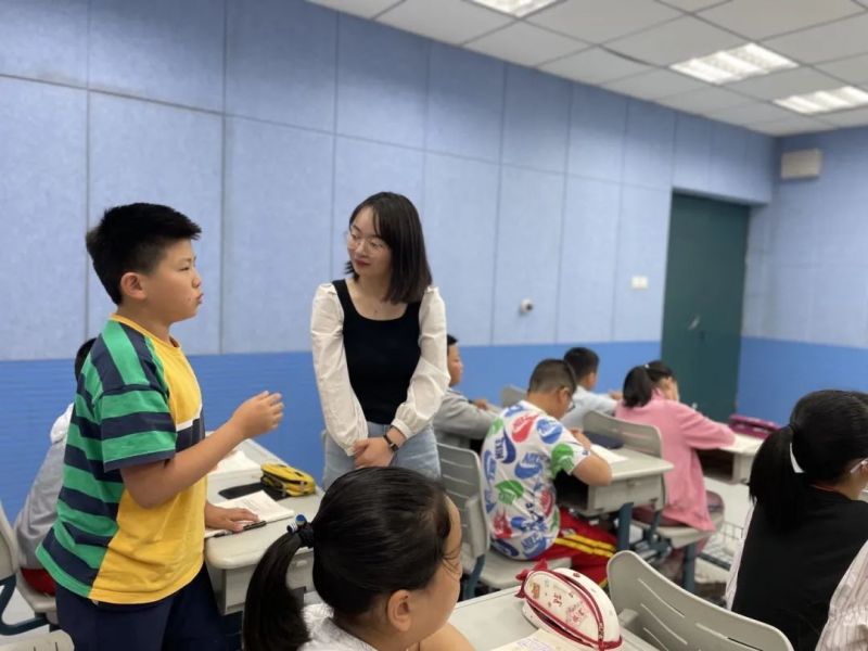 �Ϸ����L��·�ڶ�С�W(xu��)�ྰ��У�^(q��)�Z��У������չʾ�n���