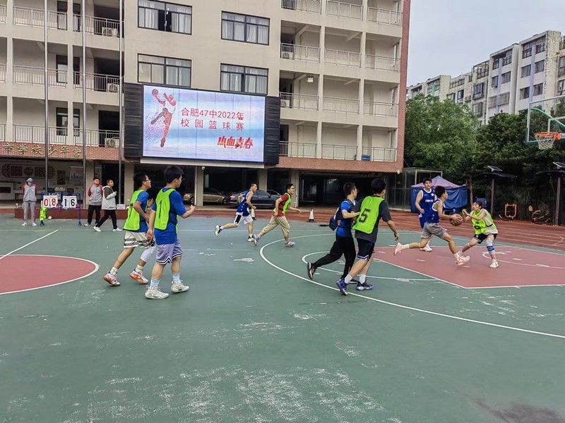 �Ϸ��е���ʮ���ЌW(xu��)2022��У�@�@��ِ�A�M��Ļ