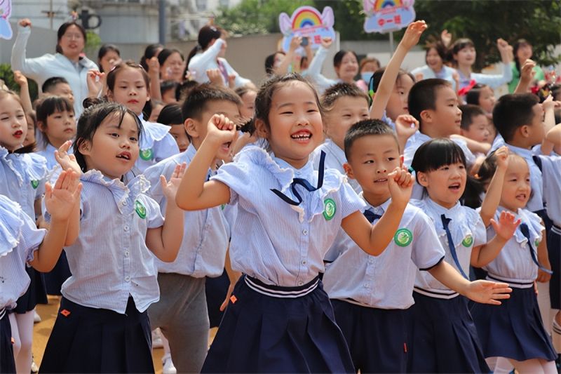 �Ϸ��а��׽������F(tu��n)����֮��ֈ@���옷ͯ�ꡤ����ͯ�����