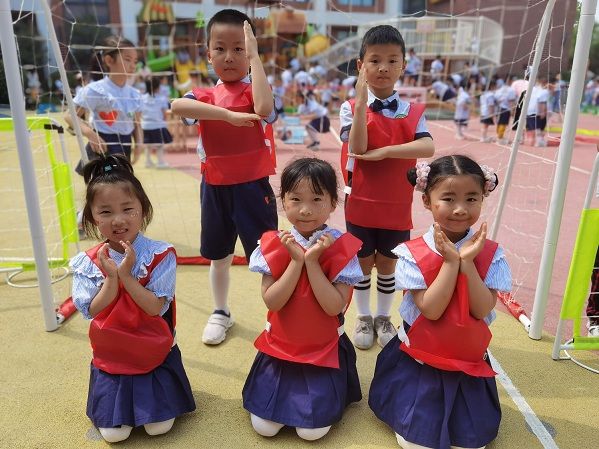 �Ϸ��а��׽������F(tu��n)�ھŌ�ˇ�g(sh��)��(ji��)����һȤζ�\�ӕ�֮ӭ��·�ֈ@