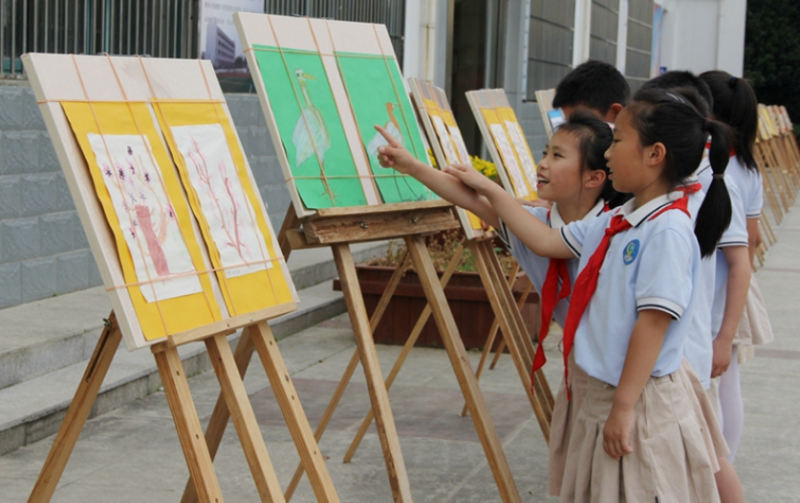 �Ϸ��йų�С�W�_չ�����ɫ��ӑcף����һ�����H��ͯ��