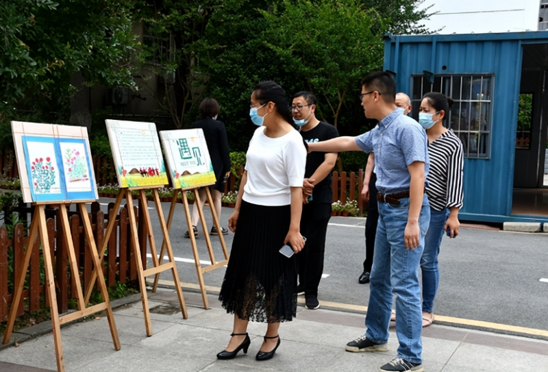 ��ʮ���l�I�����Ϸ��йų�С�W�_չ����һ����ͯ��ο��