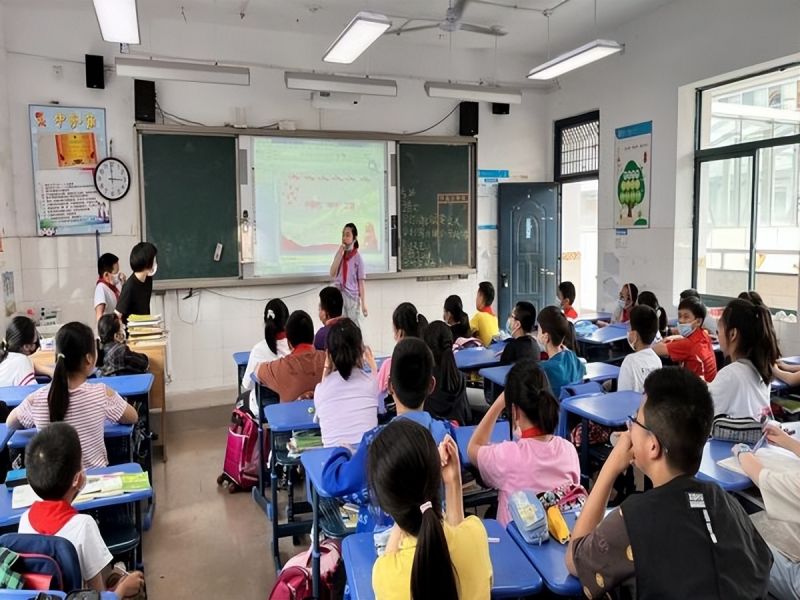 �Ϸ��л���·����С�W(xu��)�e�С�ϲӭ��ʮ�󣬡�ˇ������δ������ˇ��(ji��)