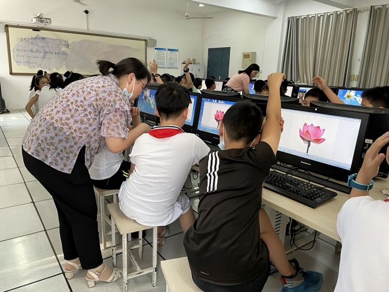 �Ϸ����L��С���Ļ��@У�^(q��)���䌍�C�όW(xu��)�Ɯy�u ȫ�������W(xu��)�����B(y��ng)