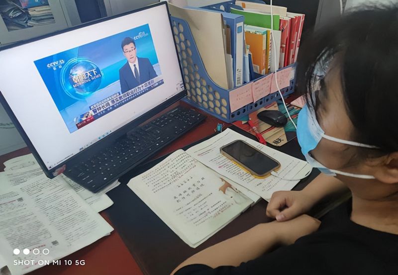 �Ϸ�������·С�W�s�ǻ��@��У�_չ��ʾ����ҕ�l�W�����