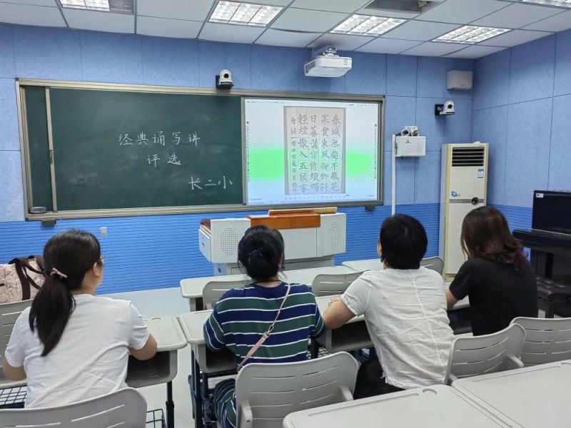 �Ϸ����L��·�ڶ�С�W�ྰ��У�^(q��)�e���b���v��ِ