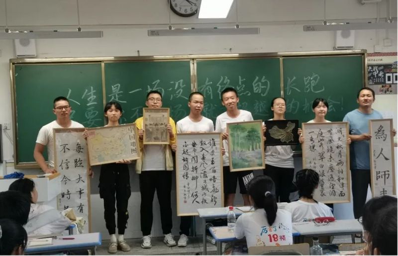 �Ϸ����ψ@�W(xu��)У��ӛ�ҳ��е����һ��(ji��)�����n